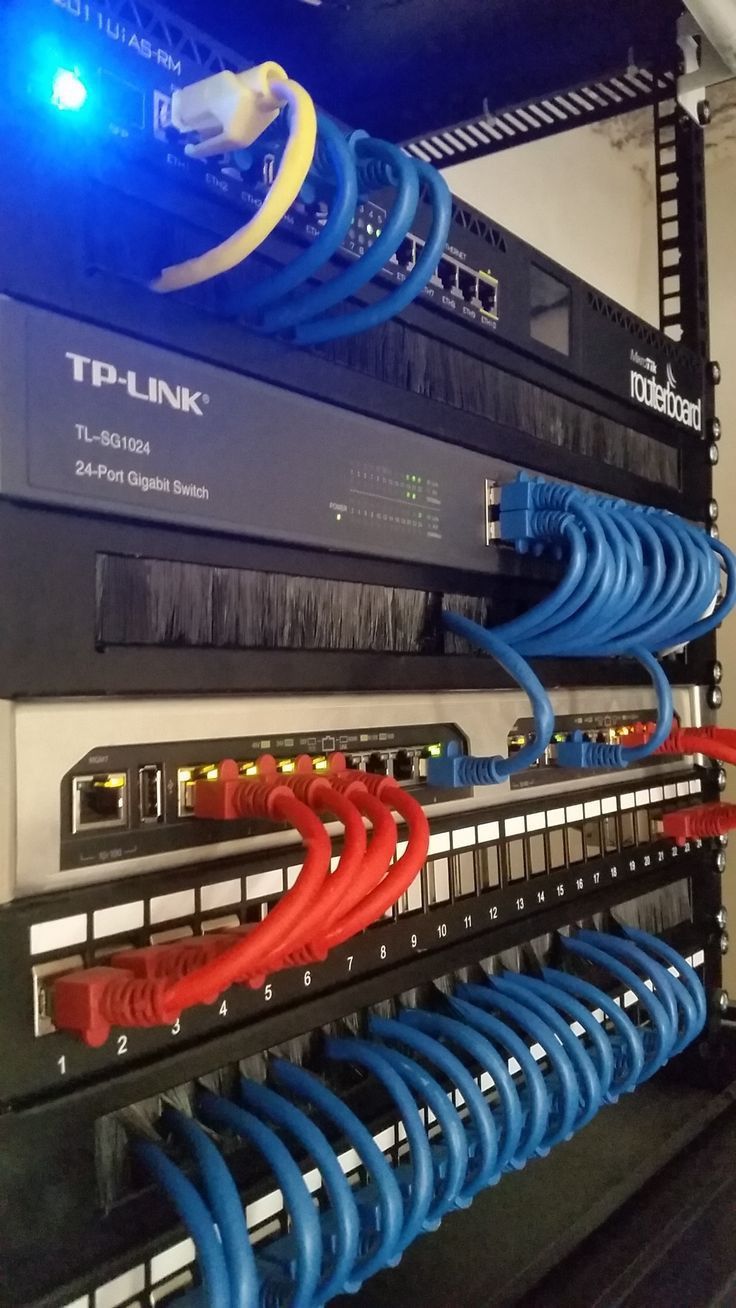 Rack montado com patch panels e switches