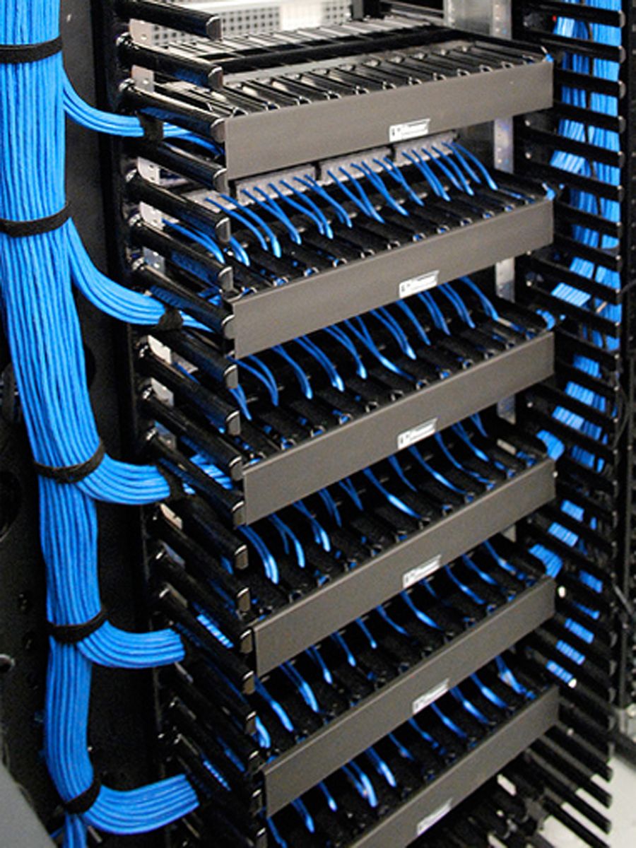 Rack fechado com iluminação e equipamentos de rede