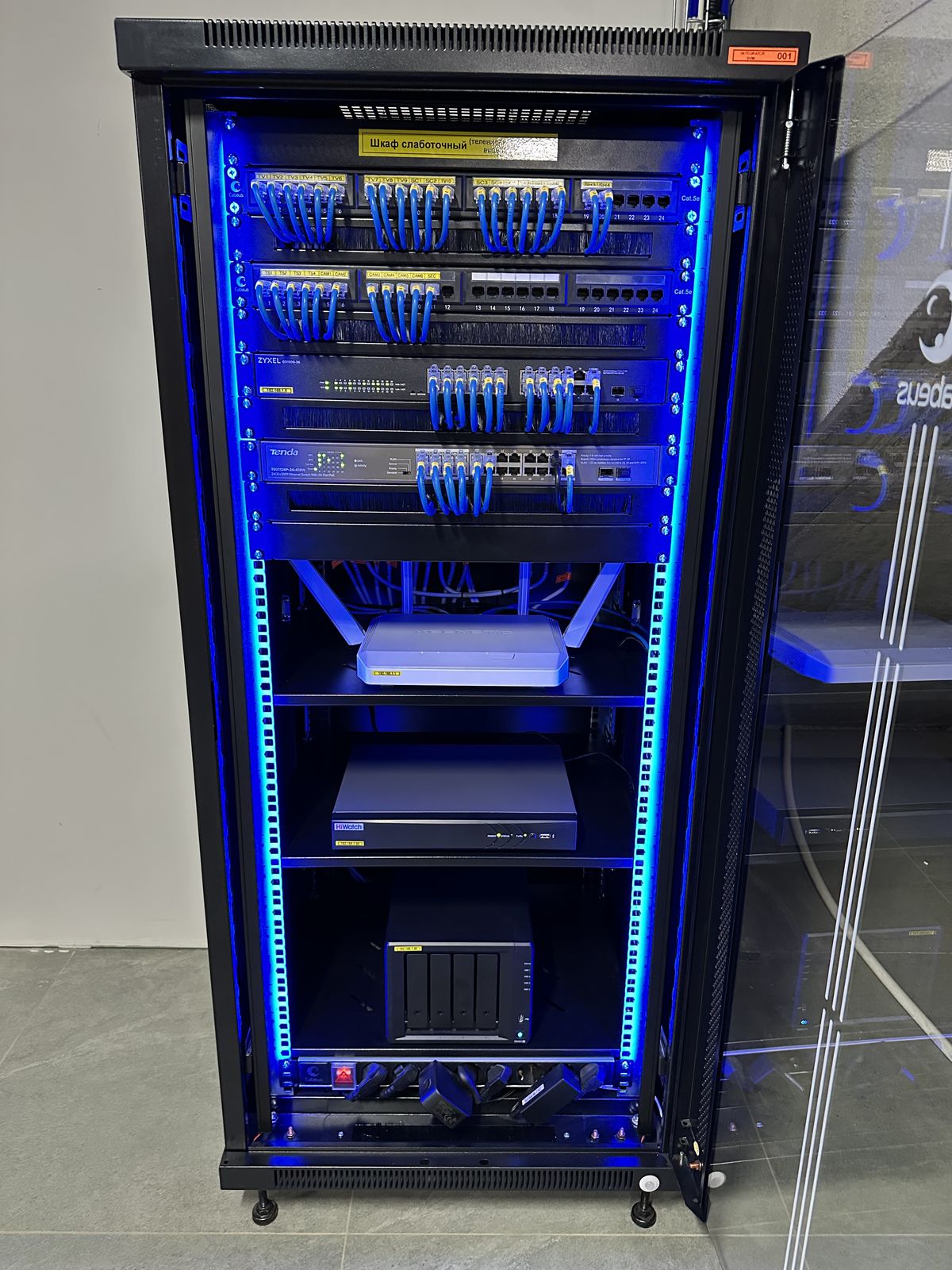 Rack aberto mostrando a organização interna dos equipamentos